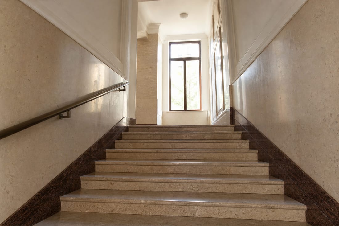 Beispiel: sauberes Treppenhaus mit Steinboden